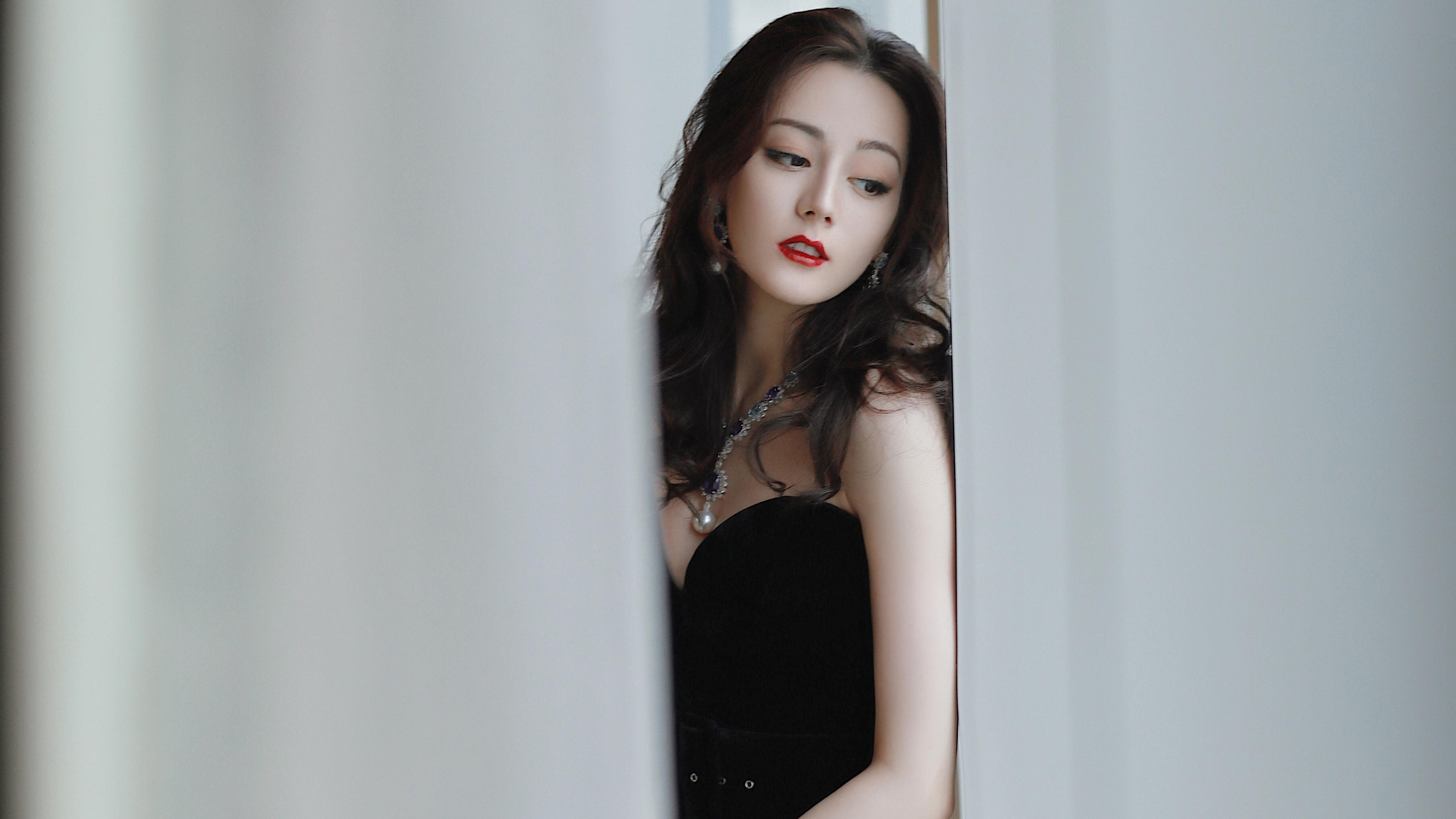 九游下载官网-水平参差不齐：裁判判罚引发球迷强烈不满，水平参差不齐英文